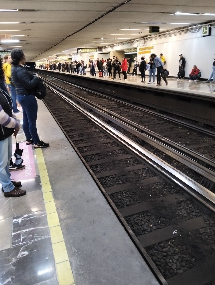 Fernand94915021's tweet photo. @MetroCDMX En línea 3 estación Eugenia llevamos más de 10min esperando tren en ambos sentidos y nada. https://t.co/Fwu7qzg8eJ