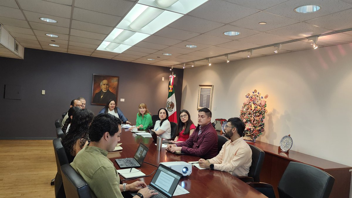 🇲🇽🇺🇸 Como parte de su visita a Chicago, la Mtra. Tatiana Clouthier, titular <a href="/IME_SRE/">IMME</a>, se reunió con personal del Consulado para dialogar sobre prioridades, retos y coordinación entre el IMME y la red consular.