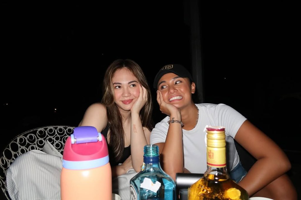 crabsallyoucan's tweet photo. #chakit and their nakatingin si Kit pero si Charlie hinde signature pose
Ready nang masaktan sa #OpenEndings (pls sana hinde) https://t.co/EjZ98BA7ue