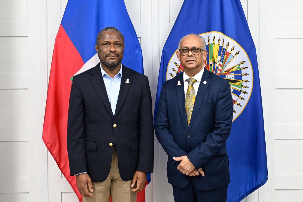 Ce mercredi 25 juin 2025, le Ministre des Affaires Étrangères et des Cultes, SEM Jean-Victor Harvel Jean-Baptiste, a eu une fructueuse réunion de travail avec le Secrétaire Général de l'OEA, M. Albert Ramdin, dans le cadre de la 55ème session ordinaire de l'Assemblée Générale de