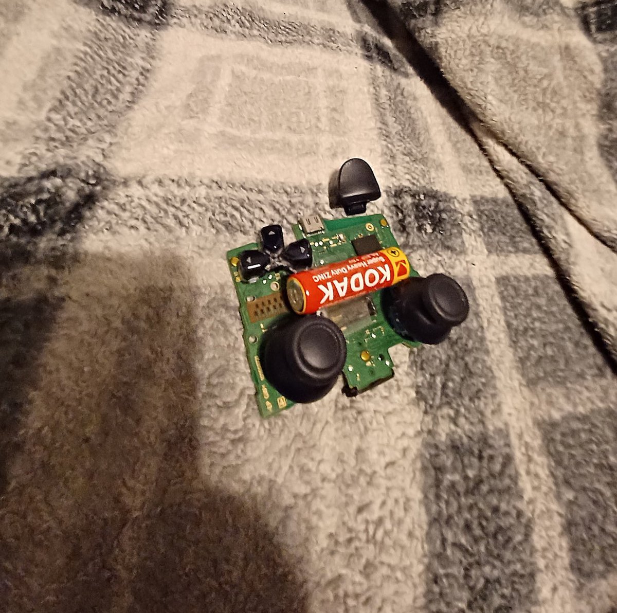 futiveslol's tweet image. u got me fucked up if you think i’m dropping $70 on another controller