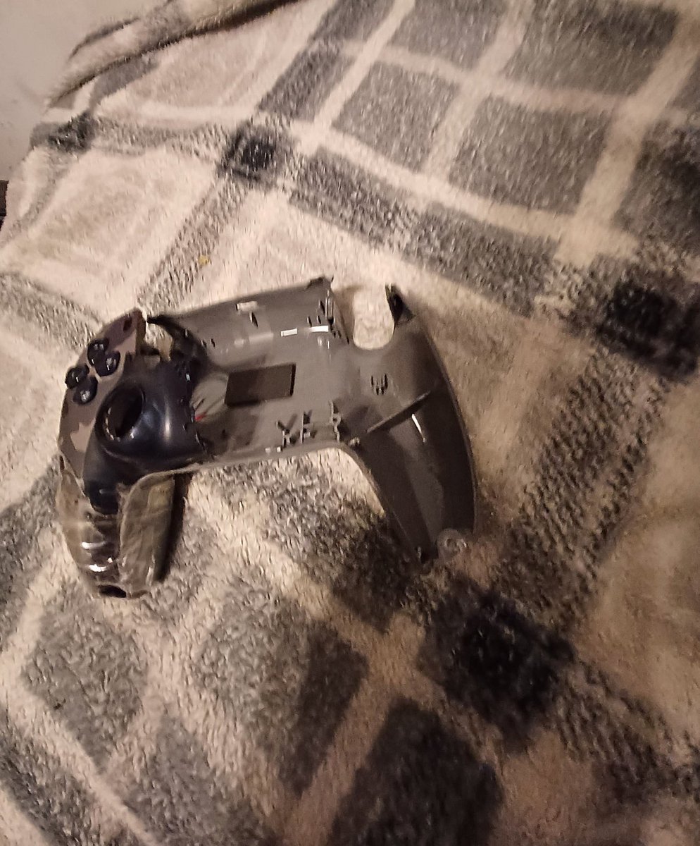 futiveslol's tweet image. u got me fucked up if you think i’m dropping $70 on another controller