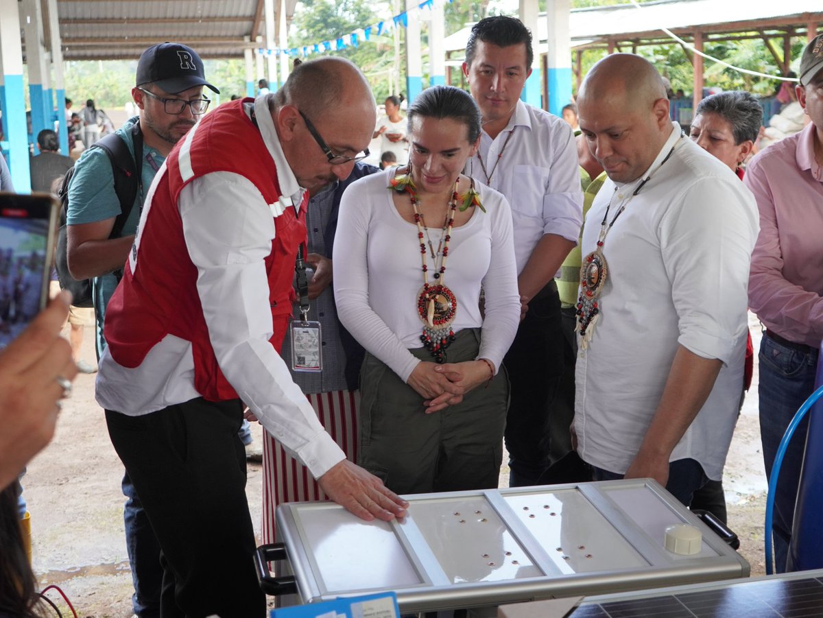 EcuadorMAE's tweet photo. En #ElNuevoEcuador #NadaNosDetiene💪🏻
La ministra @maluisacruzriof llegó a Wampuik, una comunidad achuar, en #Taisha, donde entregó, al @GadTaisha   varios beneficios para garantizar agua 💧de calidad para las familias del cantón.👇🏻 https://t.co/niHOSJQYYQ