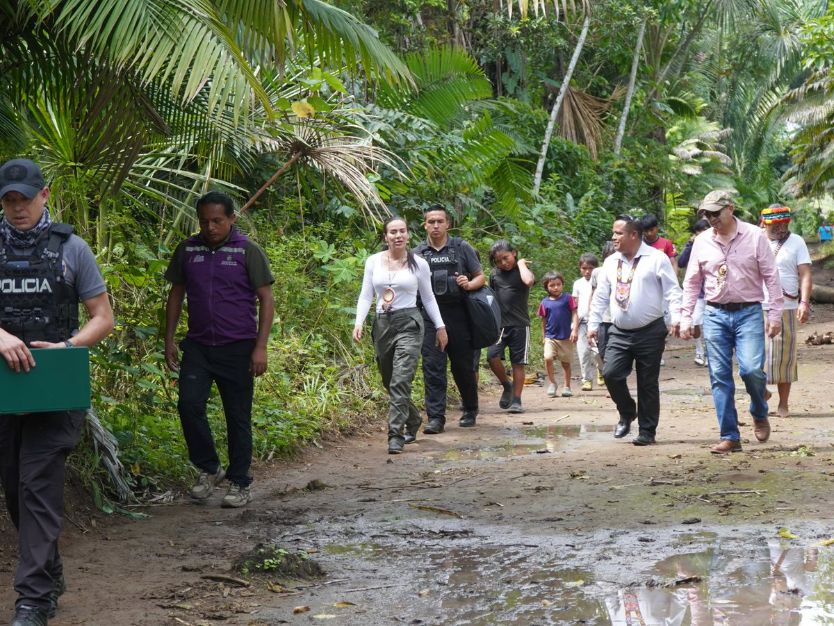 EcuadorMAE's tweet photo. La ministra reafirmó su compromiso con las comunidades amazónicas, donde habita una de las mayores riquezas naturales. 💬“Sepan que no están solos. Estamos aquí para atender sus necesidades. El 💧no es un privilegio, es un derecho, ustedes son nuestra prioridad”. https://t.co/TGQNMqJbzV
