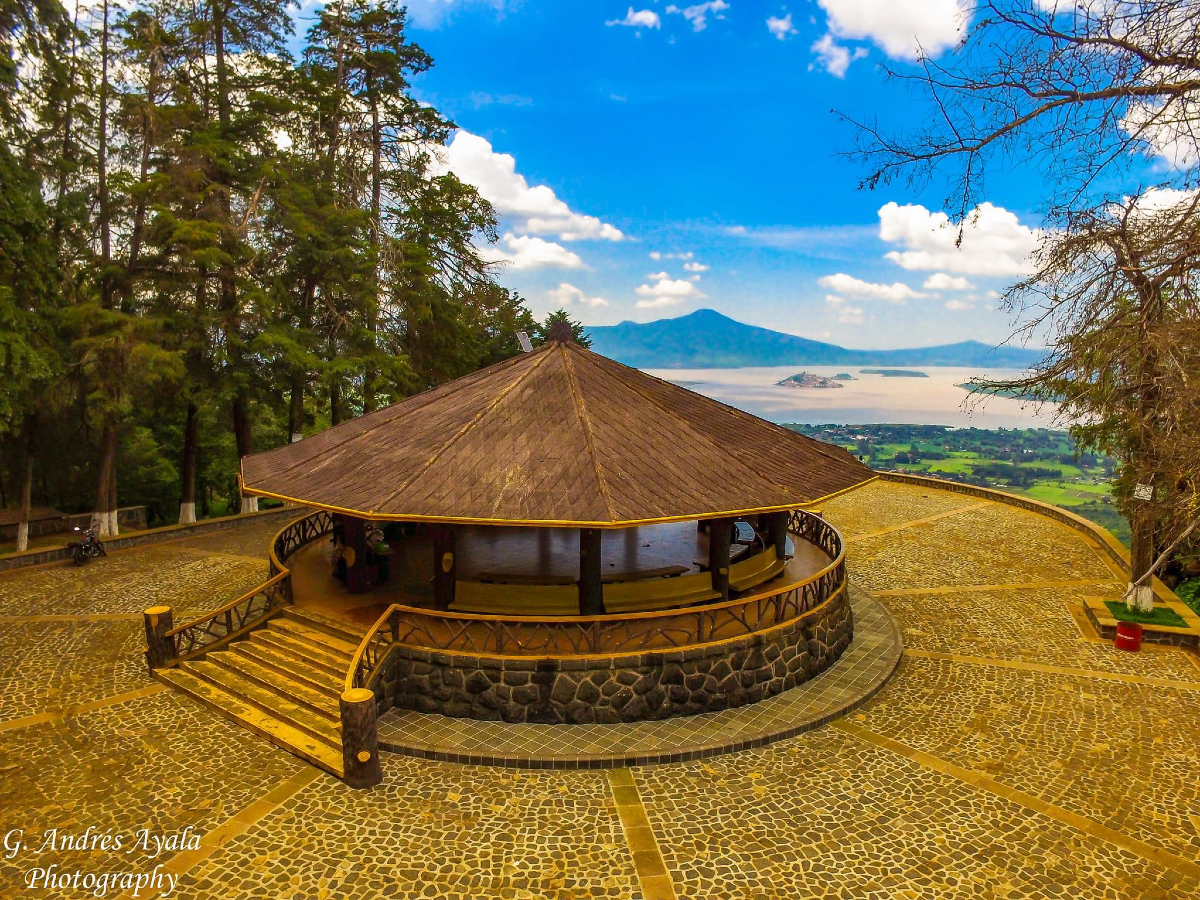 😍 Postales increíbles captadas desde El Estribo Grande, en Pátzcuaro.
Un lugar que regala vistas para enamorarse.
#Michoacán #elAlmadeMéxico
📸 Andrés Ayala
