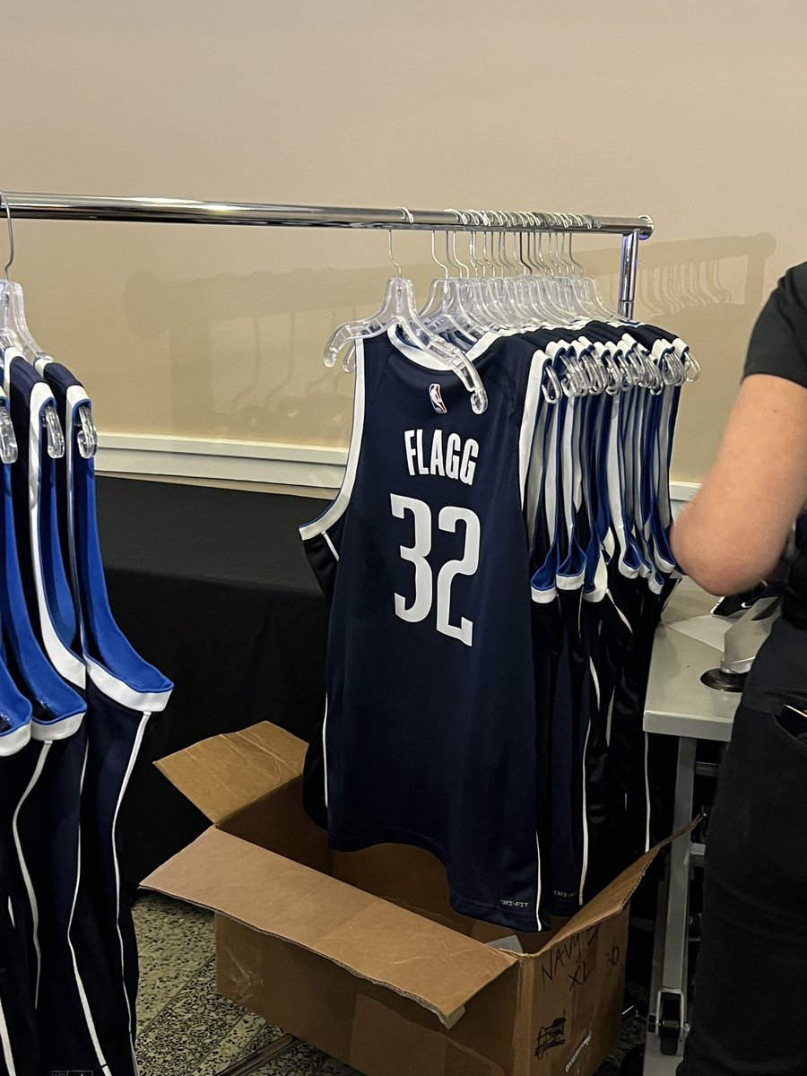 TheDunkCentral's tweet photo. Mavericks already selling Flagg jerseys 👀

(Via @noahweber00 ) https://t.co/RxCGoVUQeO