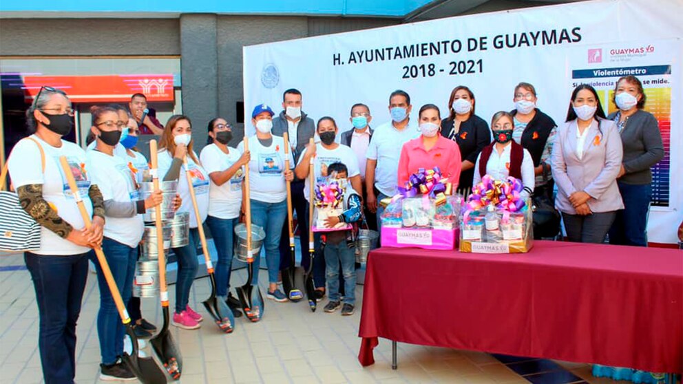 Politisaurio's tweet photo. Que nunca se nos olvide cuando el ayuntamiento de Guaymas regaló a las #MadresBuscadoras palas y cubetas para que fueran a desenterrar cuerpos a las fosas clandestinas (a ver si alguno de ellos es alguno de sus hijos perdidos). Hasta con moños y fotos. #10deMayo #DíadelaMadre https://t.co/vpBTyYjL6T
