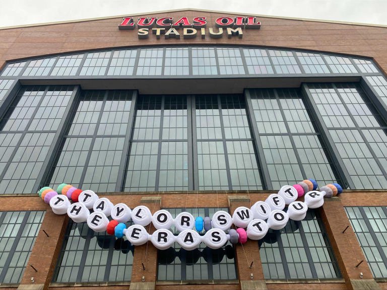 🚨| Taylor Swift bought the giant friendship bracelet that the Superdome had been trading with other stadiums during the Eras Tour — for $13K!!!!