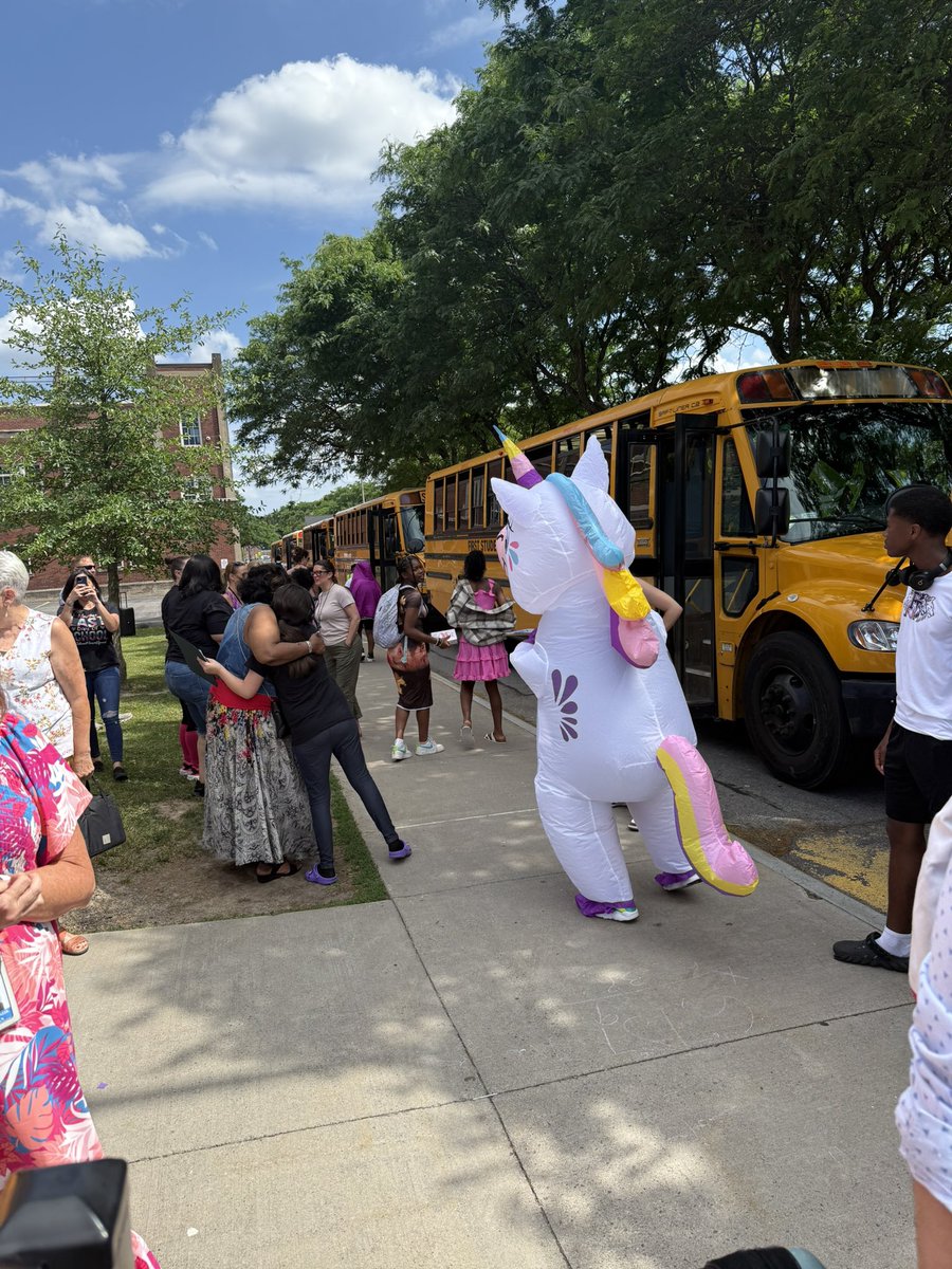 MsRsSpeechRoom's tweet image. With some final hugs, lots of waves, many cheers and a magical visitor another year of doing things the @RCSDsch5 Bobcat way is in the books! Thank you to our students, families, teachers and staff who have made it another magical year ✨ @RCSDNYS @SuperStrickland
