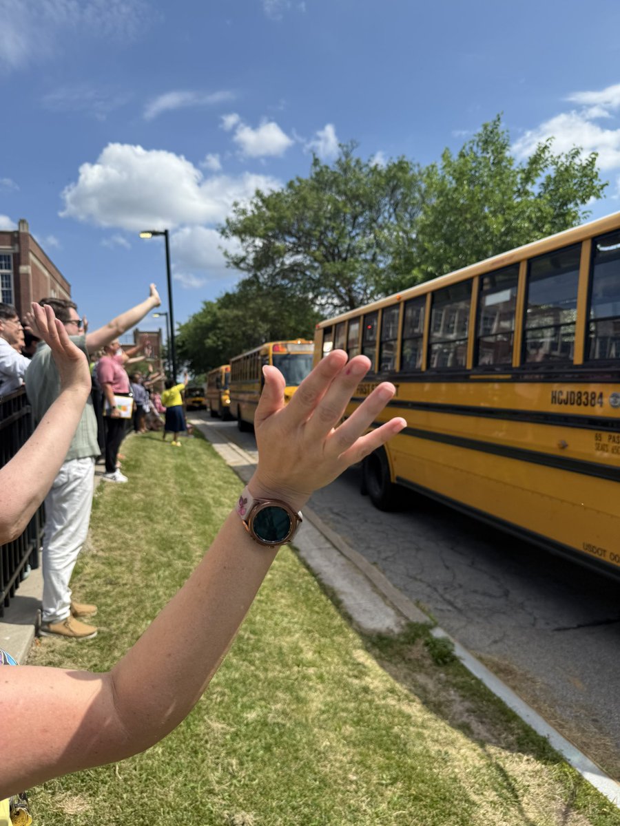 MsRsSpeechRoom's tweet image. With some final hugs, lots of waves, many cheers and a magical visitor another year of doing things the @RCSDsch5 Bobcat way is in the books! Thank you to our students, families, teachers and staff who have made it another magical year ✨ @RCSDNYS @SuperStrickland