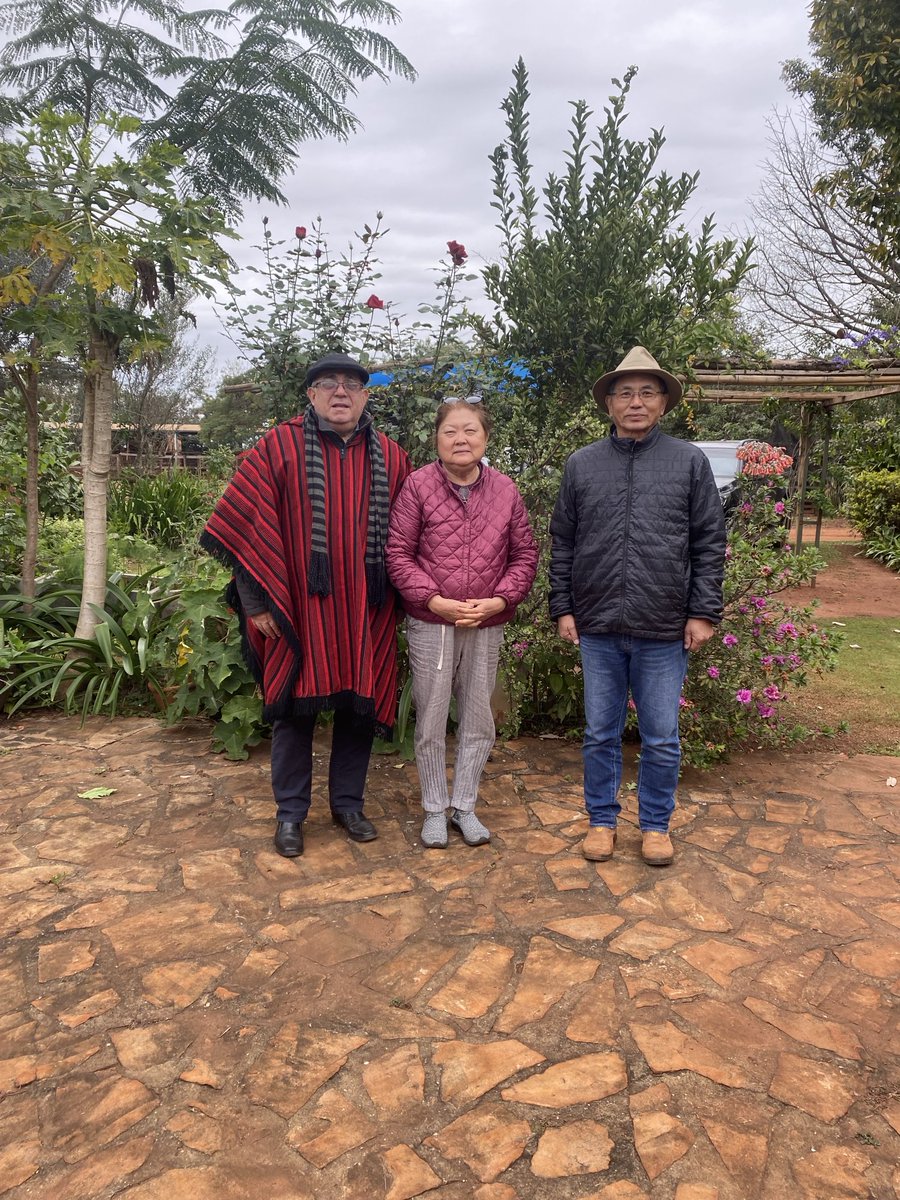 CORDILLERA PRODUCTIVA. En la colonia Piraretá, Valenzuela, Eijiro y Alicia Hagashi, Producción ganadera de alta calidad. Trabajan la raza Wagyu. Proveen a los mejores restaurant nacionales. Crían unas 300 cabezas, en 15 has. En promedio unos 6m2 de tierra por animal. SE PUEDE !!!