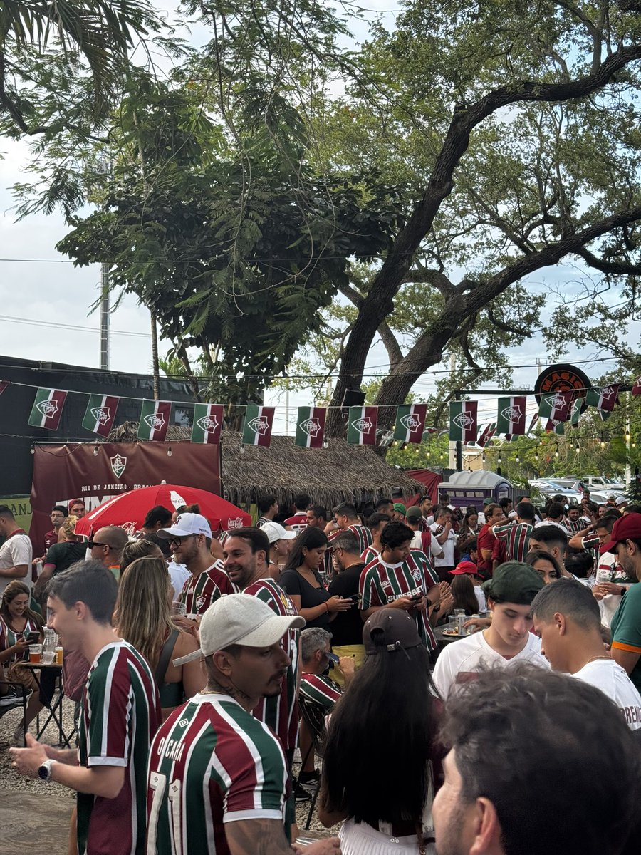 FluminenseFC's tweet photo. O show tem que continuar… torcida Tricolor lotando o pós-jogo na #FluminenseHouse! https://t.co/4lYXrak0uz