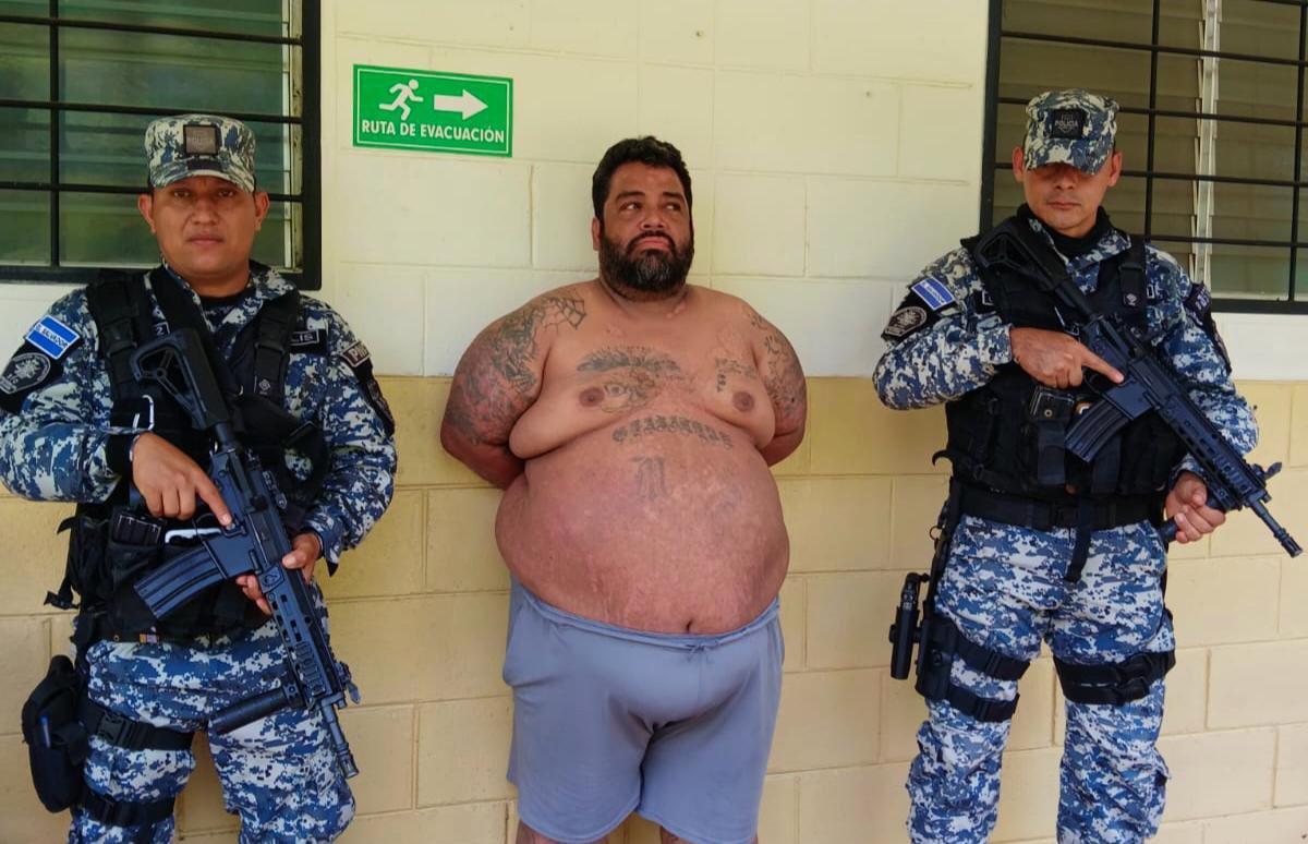 CAPTURADO PANDILLERO CON ORDEN POR AGRESIÓN SEXUAL EN MENOR🚨

En la colonia IVU, Santa Ana Centro, la PNC capturó a Román Pineda Archilla, alias “Bigtime”, miembro activo de la MS13, quien era buscado por agresión sexual en menor o incapaz en su modalidad continuada.

Según las
