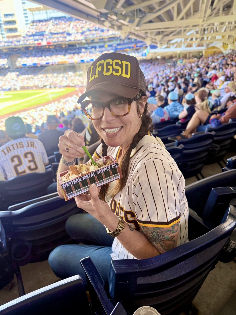 banana pudding + a <a href="/Padres/">San Diego Padres</a> win = a perfect wednesday 👊 <a href="/hilahil/">hilary</a>