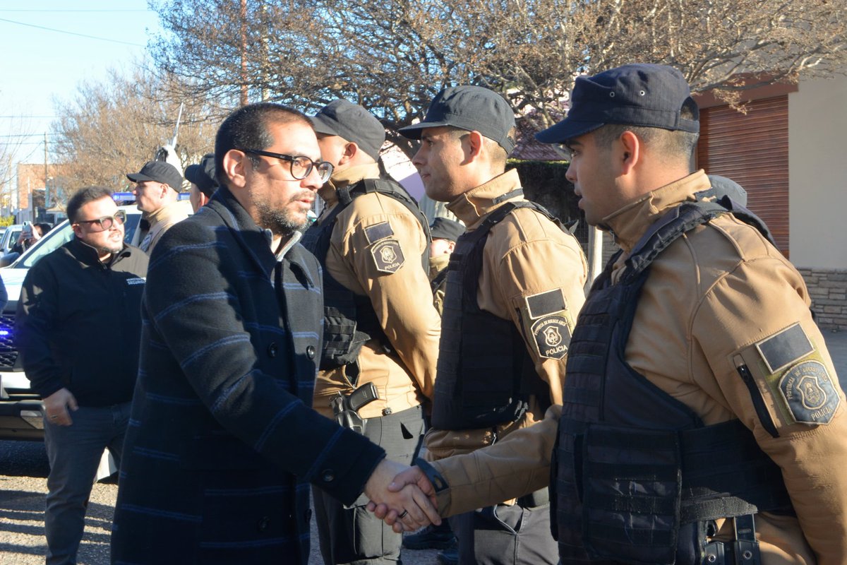 Gabriel Godoy (@gabgodoybb) on Twitter photo Esta mañana se inauguró en Punta Alta la 30° base de la Fuerza Barrial de Aproximación, junto al intendente <a href="/rodrigo_arist/">Rodrigo Aristimuño</a> y el Subsecretario de Fiscalización y Control Policial <a href="/FedesMontero/">Federico Montero</a>.
Esta nueva fuerza de la Policía Bonaerense contará con 38 efectivos en la ciudad, sede Esta mañana se inauguró en Punta Alta la 30° base de la Fuerza Barrial de Aproximación, junto al intendente <a href="/rodrigo_arist/">Rodrigo Aristimuño</a> y el Subsecretario de Fiscalización y Control Policial <a href="/FedesMontero/">Federico Montero</a>.
Esta nueva fuerza de la Policía Bonaerense contará con 38 efectivos en la ciudad, sede