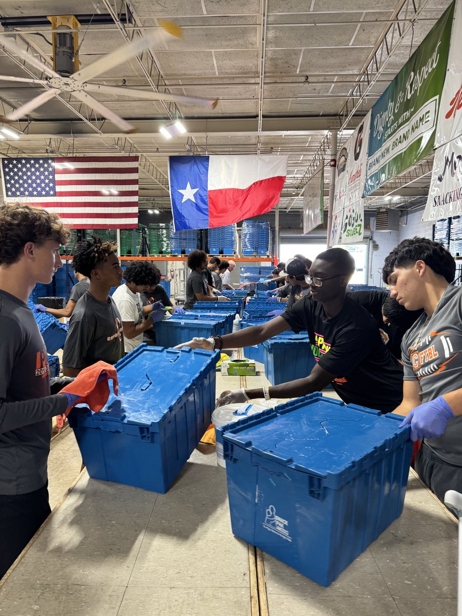 CRockHorns's tweet image. Best moments we get to experience is when our players step up to help our community and show that hard work can be useful anywhere! Proud of all of these young men representing Caprock and the athletic program! #servantleadership #CRock @CaprockHigh_TX @teamaisd