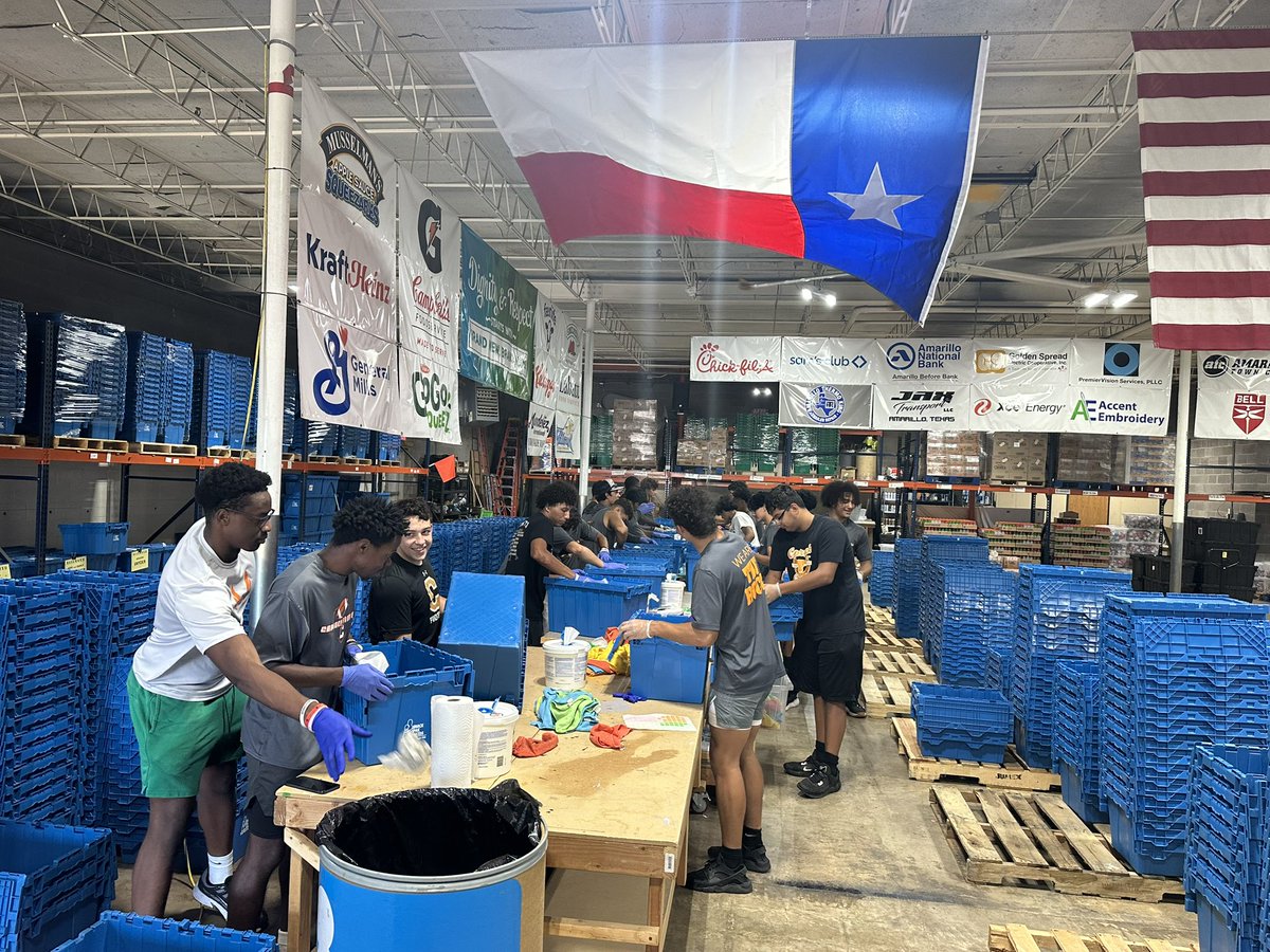 CRockHorns's tweet image. Best moments we get to experience is when our players step up to help our community and show that hard work can be useful anywhere! Proud of all of these young men representing Caprock and the athletic program! #servantleadership #CRock @CaprockHigh_TX @teamaisd