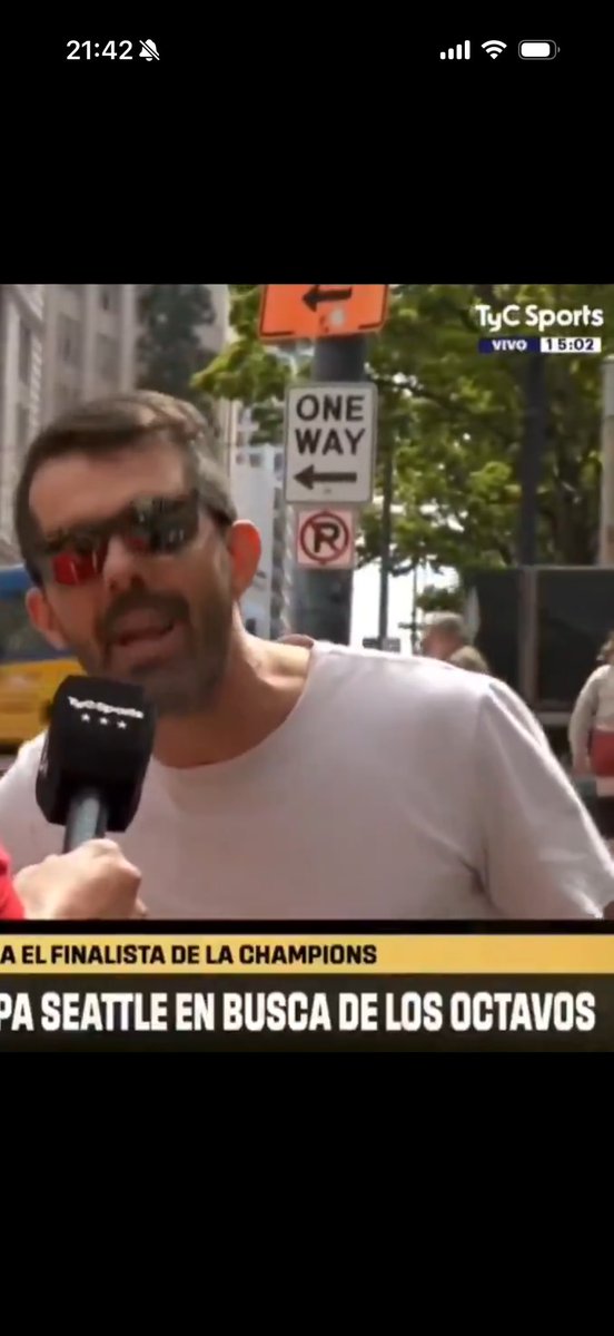 MatiBassini's tweet photo. @fedepiri_ El detalle del camión atrás con los colores de Boca https://t.co/vuIc2LI9gM