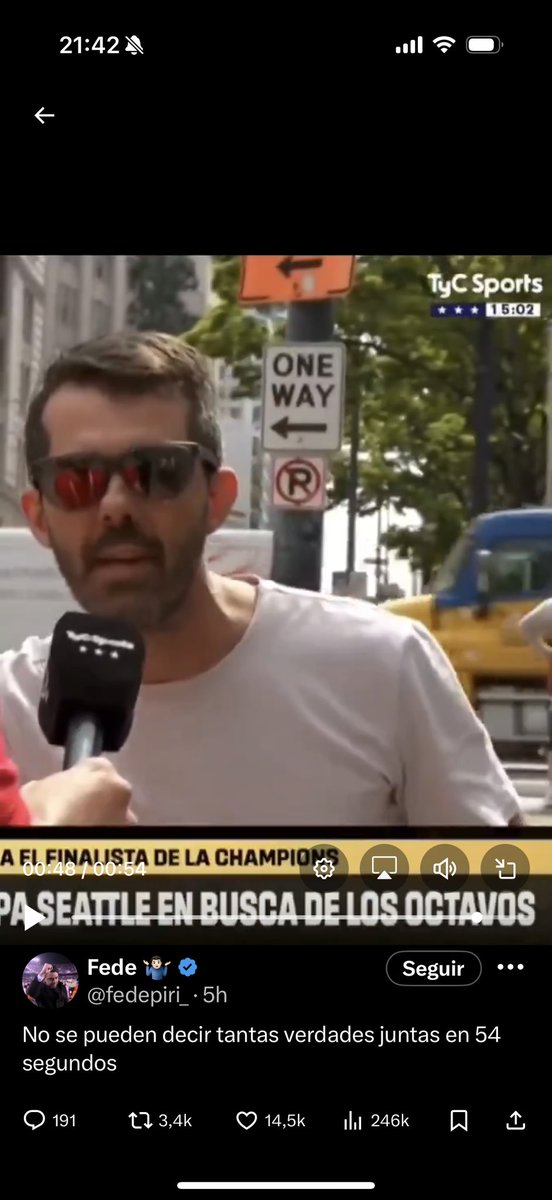 MatiBassini's tweet photo. @fedepiri_ El detalle del camión atrás con los colores de Boca https://t.co/vuIc2LI9gM