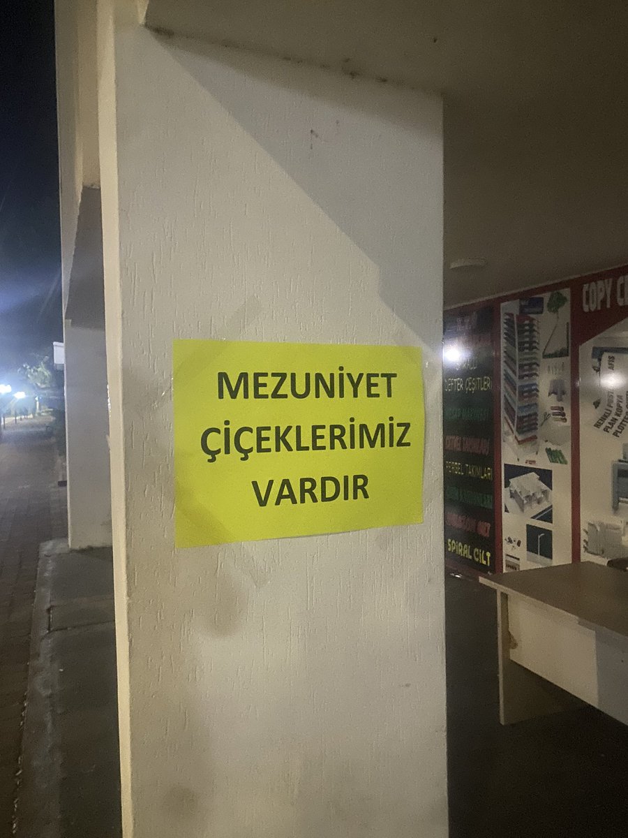 saintclaws's tweet photo. Bir hafta sonra da olacak mı mezuniyet çiçekleriniz. Olmayacak https://t.co/61wIkTVdxF
