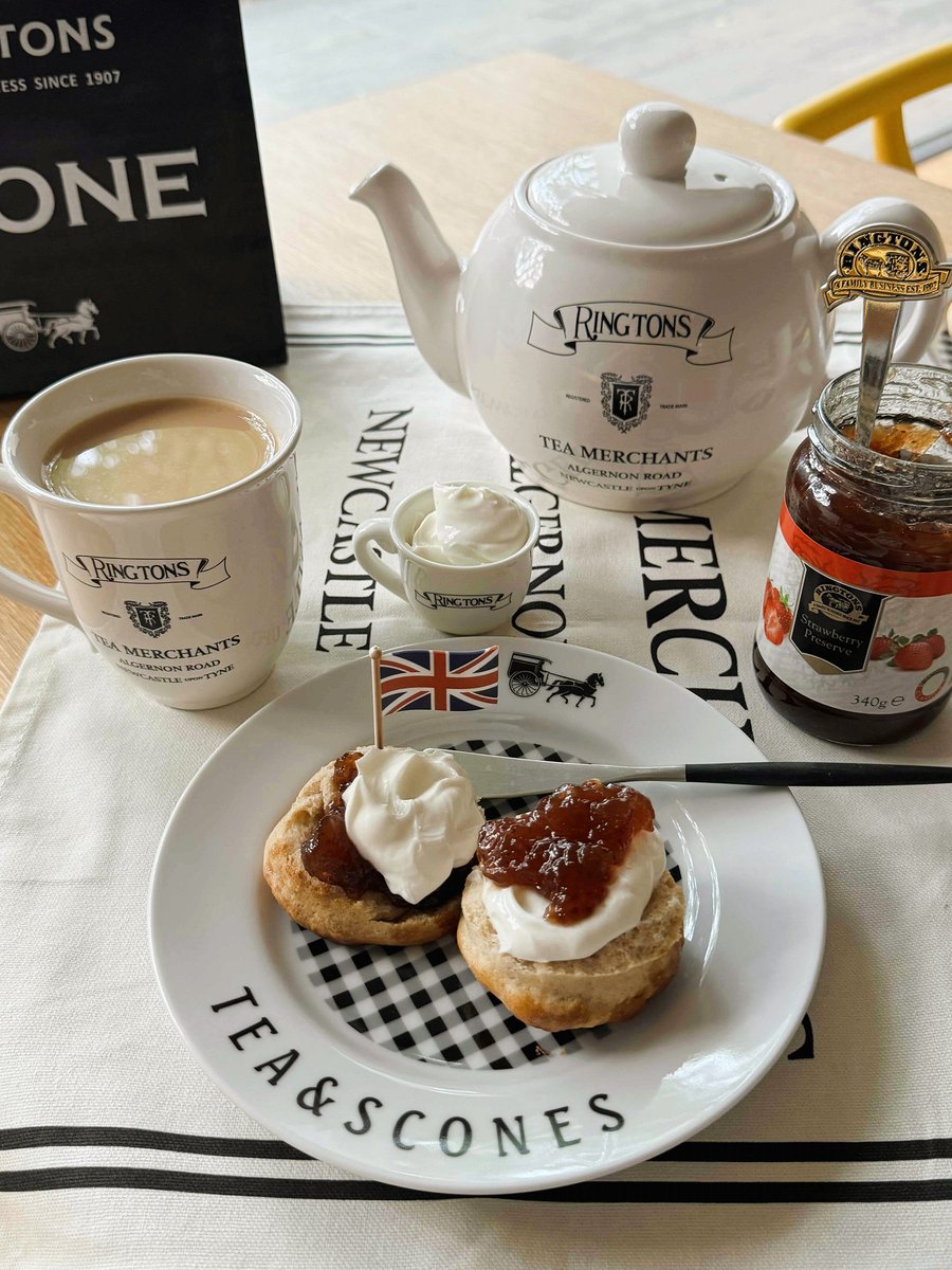 明日6月27日(金)はイギリスの
スコーンとクロテッドクリームと
ジャムと紅茶(ミルクティー)の日
「National Cream Tea Day」。

アフタヌーンティーよりも身近な
クリームティーを1年に一度、
毎年6月の第4金曜日にみんなで
一緒に楽しみましょうという日。

リントンズでは明日の
「National Cream