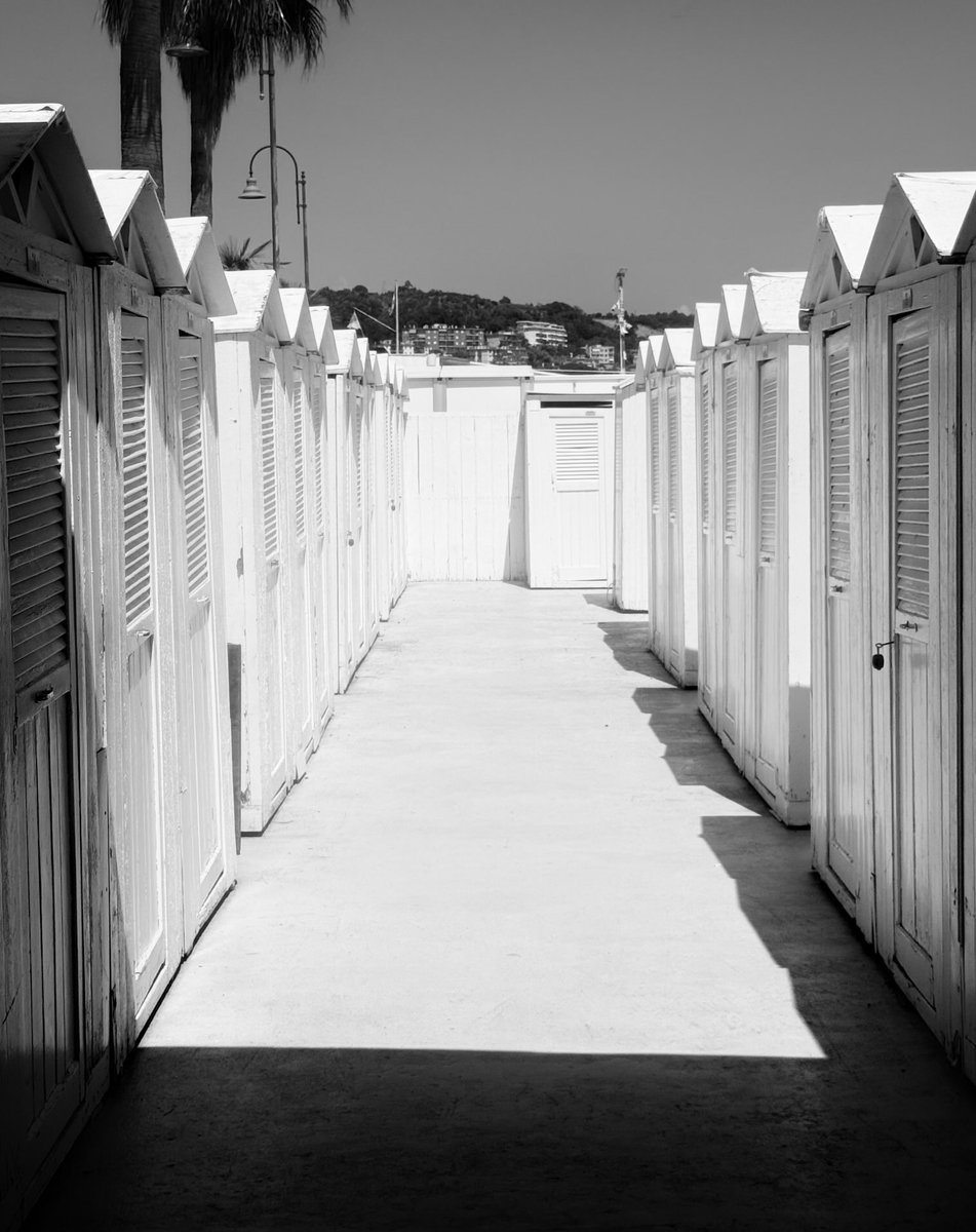 Alonein43672278's tweet image. #photography #blackandwhite #cabins