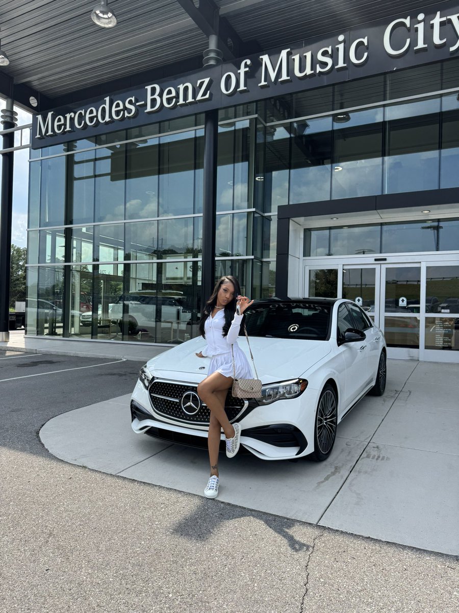 _speakoflexi_'s tweet photo. Benz clean but we riding dirtyyy🎀 #mercedesbenzE350 https://t.co/oWIH3olkcV