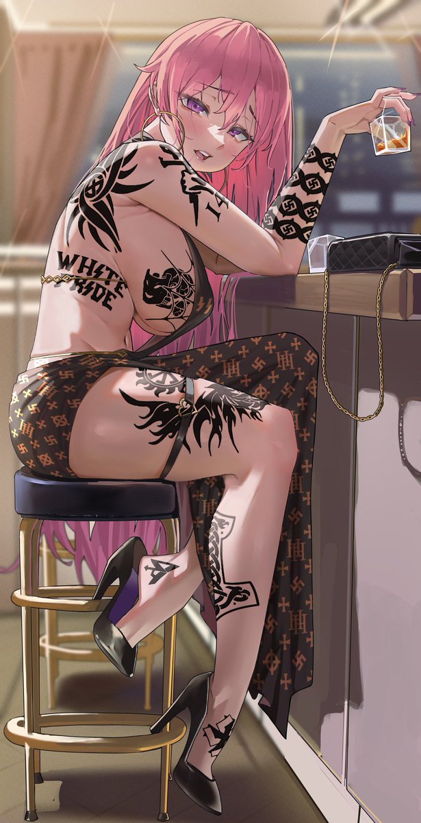 You see her at the bar by herself, what do you say? 🖤
#miller