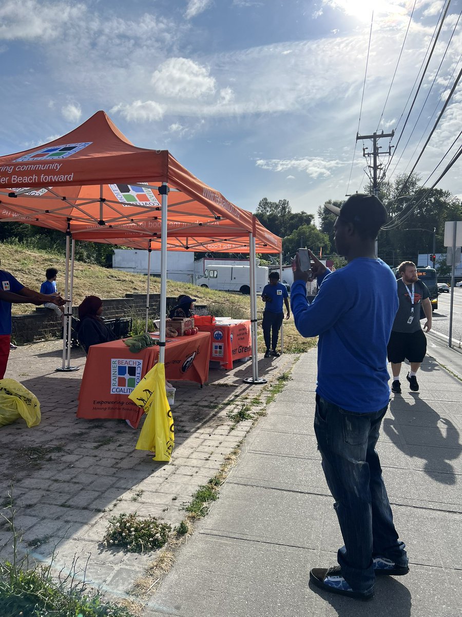 FN_Jana's tweet photo. Here is Kenyatta @FN_Kenyatta, we are on Freedomnet for RBAC! We’re here from 4:30-7:30 photographing RBAC’s activities, come stop by Henderson St. and Chief Sealth Tr. to learn about our resources! @rainierbeach #rbac #lightrail #chiefsealthtrail https://t.co/scBtfU3cWp
