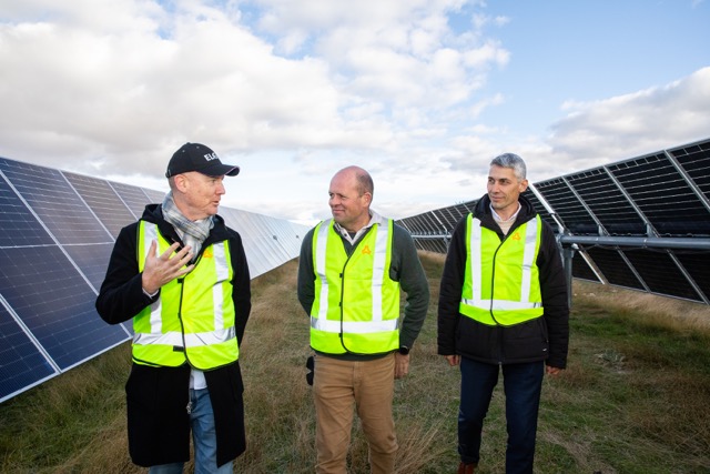 Key players behind one of eastern Australia’s largest electricity deals visited ACEN’s New England Solar facility—set to reduce BOC’s carbon emissions by over 40% by 2035.
The agreement includes a PPA, which will see ZEN purchase around 23% of New England Solar Stage 1’s output.