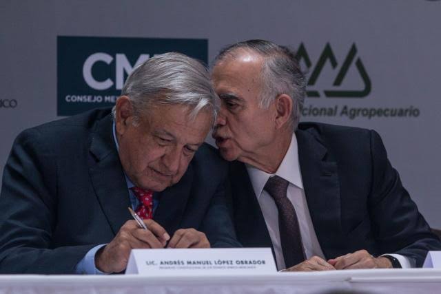 pedroferriz3's tweet photo. Se le acaba de poner chingon la cosa a @Claudiashein 

Primero vinculan a empresarios cercanos a AMLO con el NARCO 

Después Mexico es mencionado como enemigo de la nación junto a Rusia, Irán y China https://t.co/zcPAnM4bPb