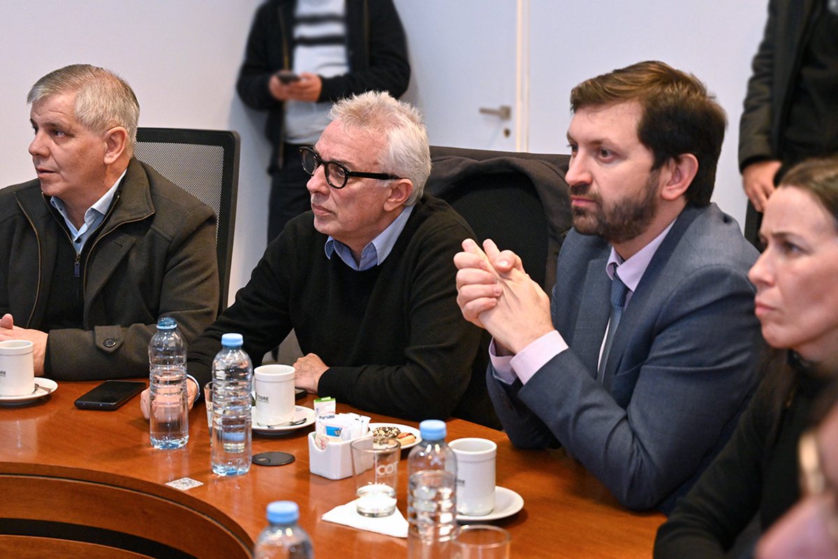 BritosGuillermo's tweet photo. En el C.O.T nos reunimos con intendentes @ZamoraJulio, @NahueMittelbach,  Salvador Serenal, ex Intendente @JuanZabaletaOK, diputado Nac @PabloJulianoLP  Diputada Pcial @nachamesias y otros dirigentes para intercambiar experiencias de seguridad y avanzar en armados seccionales. https://t.co/eIgLLlklfE