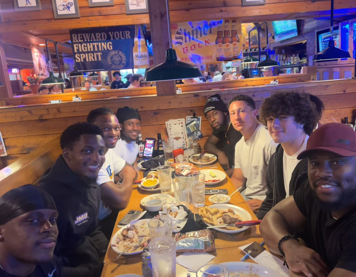 Breaking bread with the gang! 
#WeTheOnes☝🏾