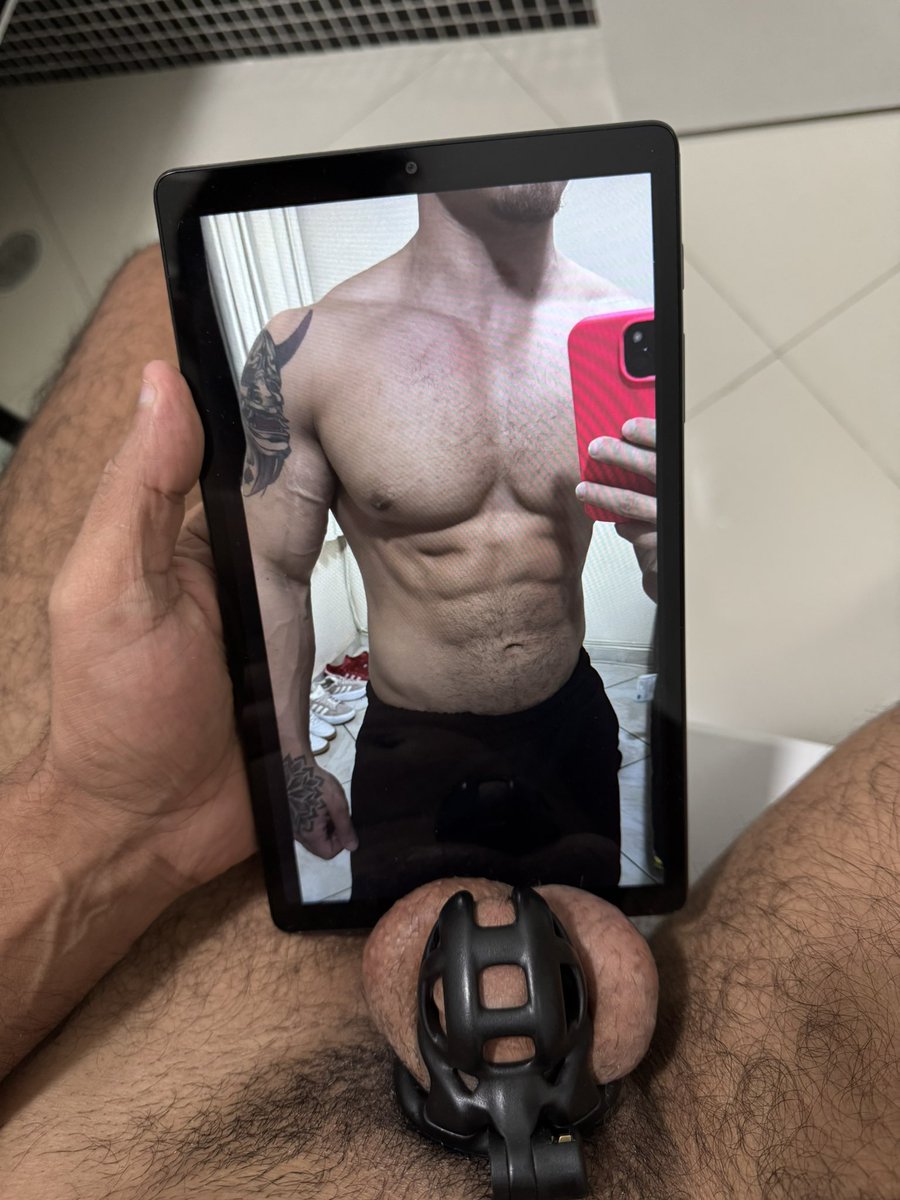 Qdo o Cara é Dom já é motivo suficiente p vc obedecer pq Ele é superior, mas quando Ele é Dom, bonito e gostoso… aí merece servidão total! Obs: bom de sub tirar foto pelado no frio é q não precisa se preocupar c o tamanho de nada. 🔒