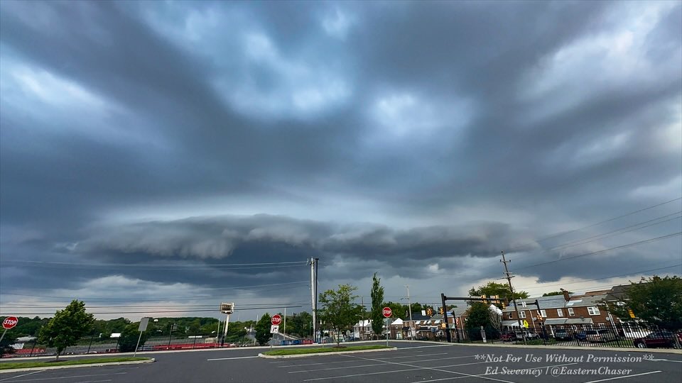 EasternChaser's tweet photo. Ragged shelf cloud developing along a gust front produced by a soon to be severe warned thunderstorm as viewed from Chester, PA earlier this evening. #awx #stormhour https://t.co/FR1nQFaqrF
