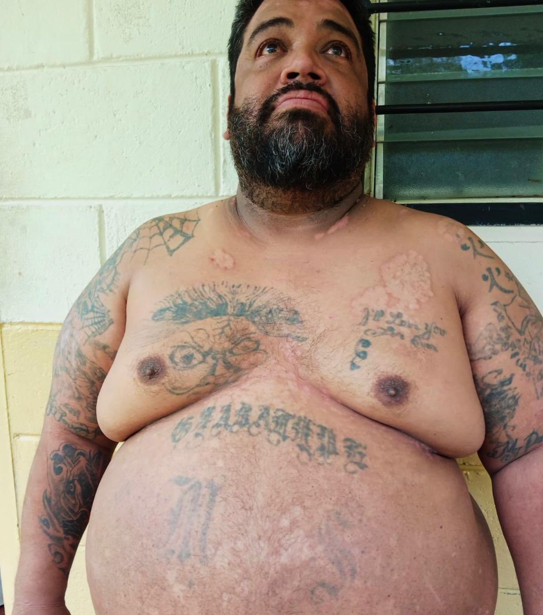 #SeguridadCiudadana | En Santa Ana Centro, fue capturado Román Pineda Archilla, alias Bigtime, pandillero de la MS13, clica Parkview Locos Salvatruchos, con orden judicial por agresión sexual continuada contra una menor.

También, se le atribuyen delitos de extorsión y