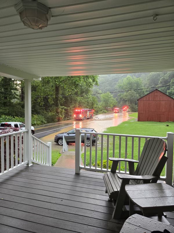 ClaireWTOV9's tweet image. FLOODING IN PROCTOR
We are heading to Proctor Creek Road where flooding has been occurring. It’s still an active scene and the road is closed at this time. Proctor VFD are on scene. @WTOV9