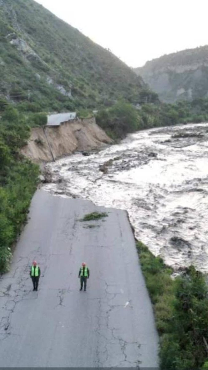 Así quedo la Autopista El Vigía - Merida (LO08) por la crecida del rio Chama, antes de llegar a los Túneles. Cortesía Meteorología Venezuela