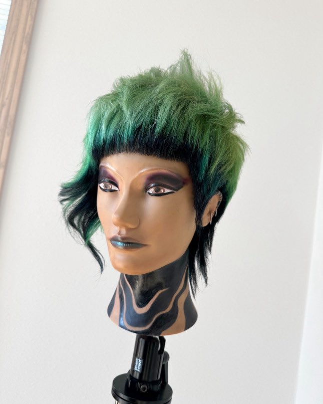 PivotPointIntl's tweet image. Razor-sharp fringe. Electric green texture. She didn’t just come to play—she came to SLAY! 💚⚡️🖤 #PulpRiot #PulpRiotHair #PulpRiotColor #CutAndColor #HairColor #Colorist #PivotPoint #LearnForward (📸: lorenlifka)