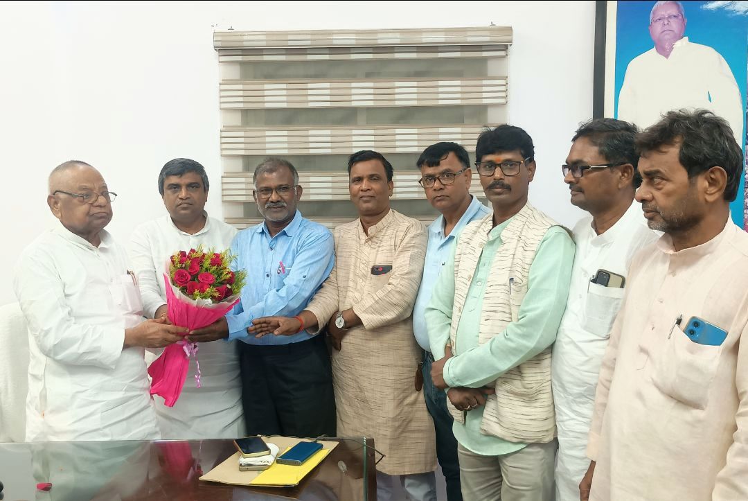 SunilKrSahu's tweet photo. राजद के पूर्व सांसद लोकसभा, पूर्व सांसद राज्यसभा, पूर्व कैबिनेट मंत्री सह बिहार के सम्माननीय प्रदेश अध्यक्ष श्रीमान मंगनी लाल मंडल जी एवं माननीय विधायक सह प्रधान महासचिव श्रीमान रणविजय साहू जी से पटना में शिष्टाचार मुलाकात किया ! 

@laluprasadrjd @yadavtejashwi @JMMKalpanaSoren https://t.co/Gh5BhVDeS5
