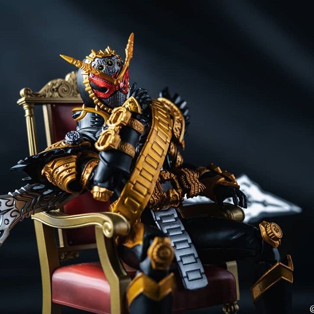 #PEERLESSTERROR 

Chaos.

A drug that leads the grandiose of me to be no different than the fools they rule over.

Or, believe that they do.

The Divine Demon King was above such limitations, but as he view the petty dispute amonst Riders and their pale understanding of the

➬