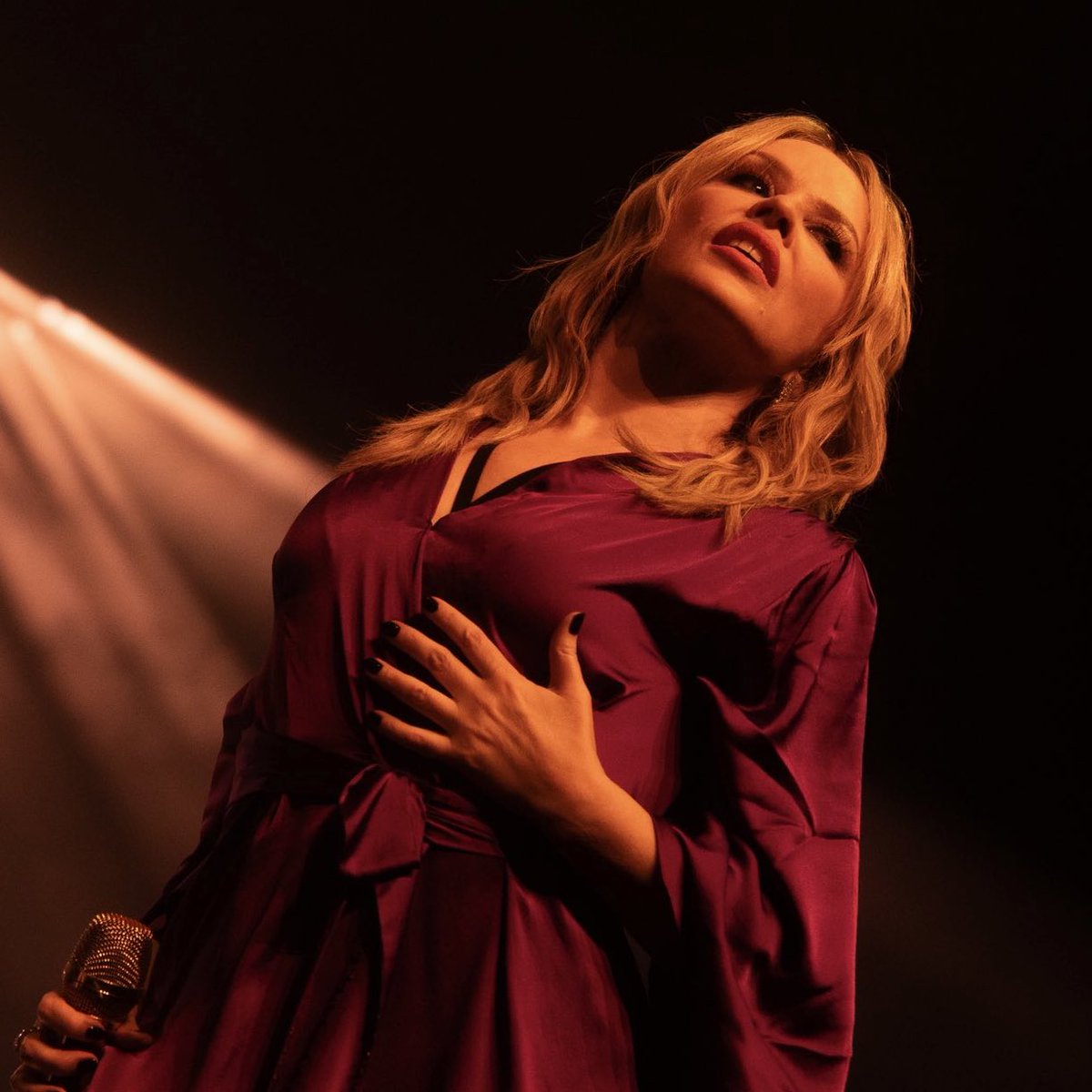 🎤 Updates from #TensionTour Stockholm:

• Blue opening outfit back
• “Things We Do for Love” cut again
• Requests: “What Kind of Fool (Heard All That Before)” and “2 Hearts”