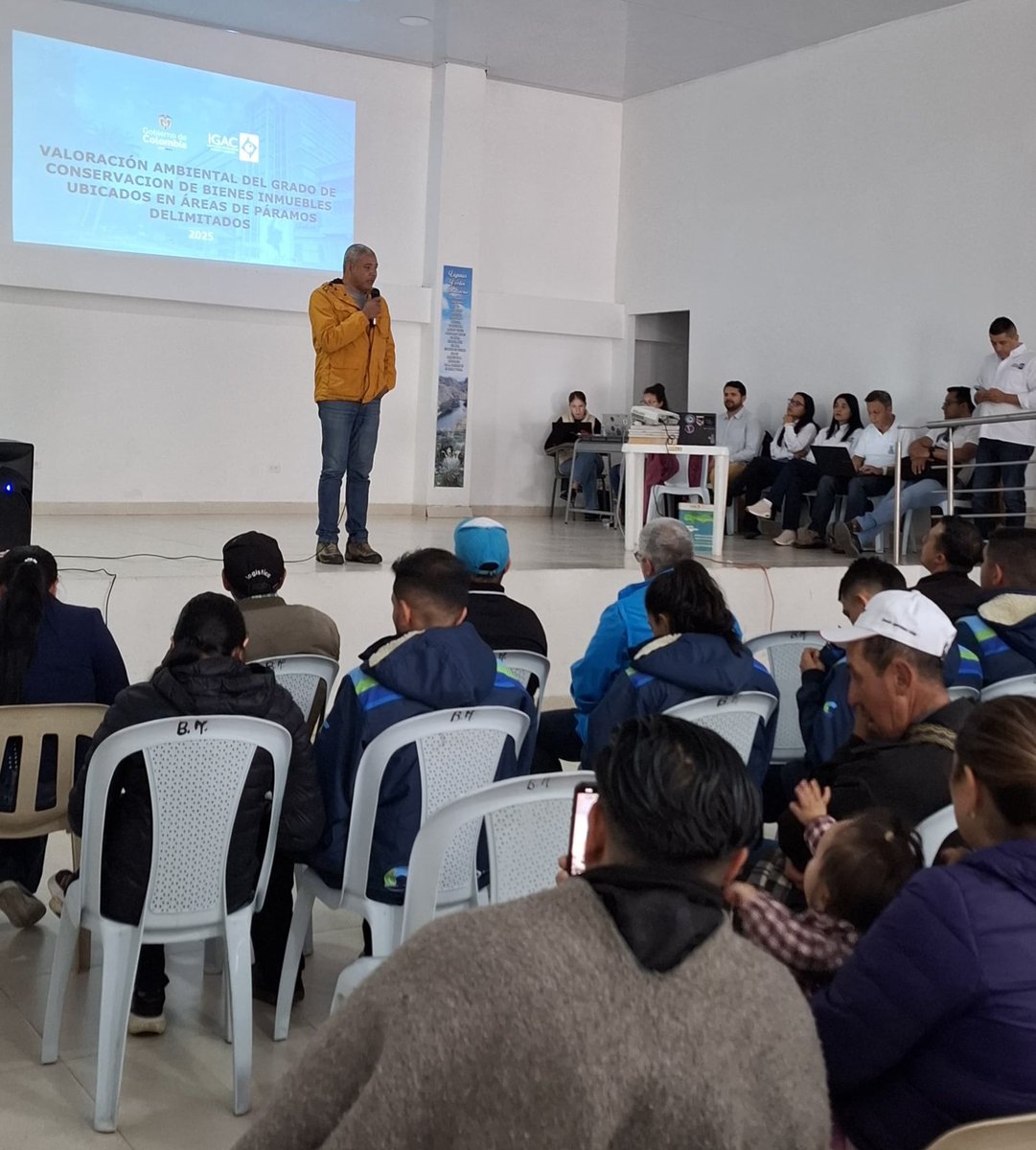 MinAmbienteCo's tweet photo. Nuestro Equipo Técnico llegó a Mutiscua 📍 Norte de Santander, para desarrollar la presentación y aplicación de la metodología de Valoración Ambiental del Grado de Conservación (VAGC) de los bienes inmuebles ubicados en páramos delimitados. 🧵👇 https://t.co/GRfCE9TZq1