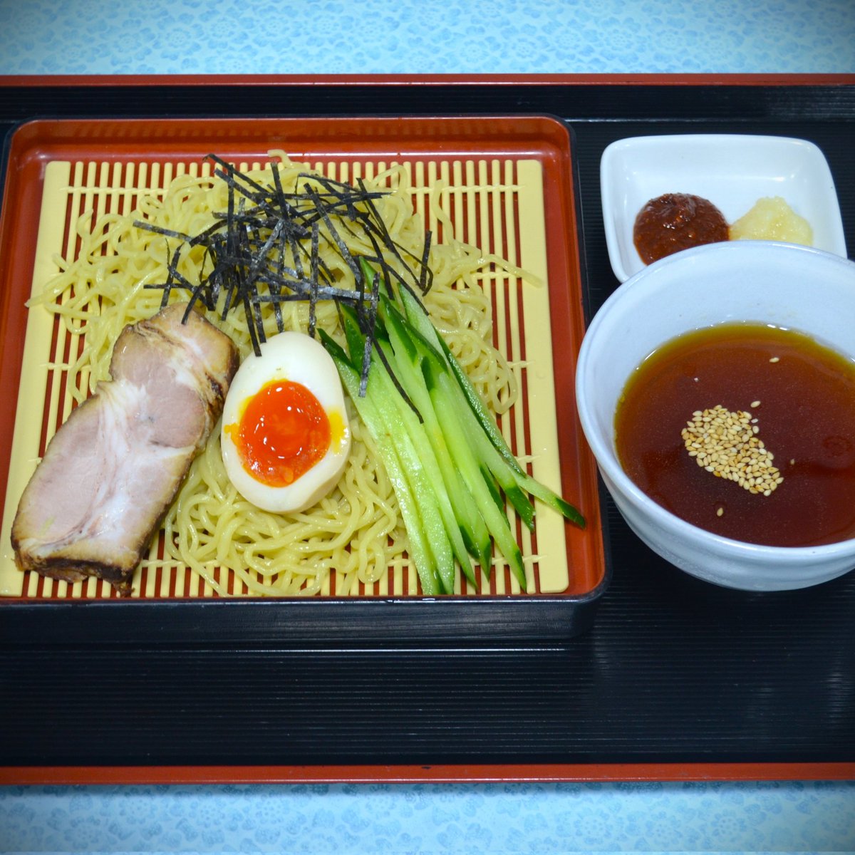 歩夢蘭です❗
夏メニュー第4弾、ざるラーメンです🍜
ざる蕎麦のように麺を専用のタレにつけて頂くタイプのラーメンです👍
つけたれは和風だしで甘みとほんのり酸味のある醤油ベースののどごし爽やか仕様で夏バテしてる時にもさっぱり頂けます🙂✨
是非適度に身体を冷やして暑い夏を乗り切りましょう😂