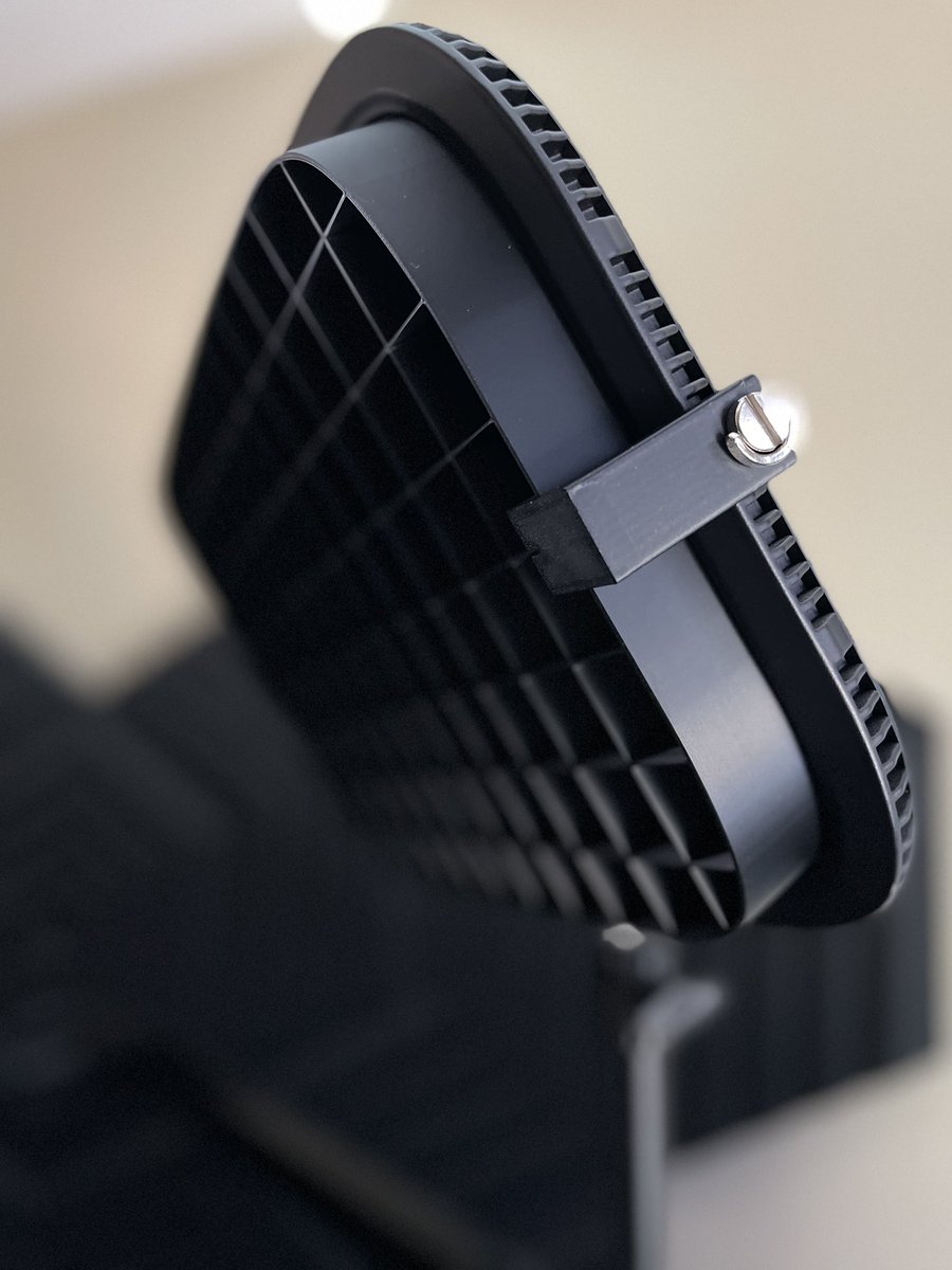 iLadyVic's tweet image. @elgato when you finally have focused lighting,  and your Employee of the month is teaching the intern bad habits… I used a soft light diffuser under the grids, what do you think?! #elgato #keylights #focusedlighting #softlights #eglatostudiosoftlights when? 👀