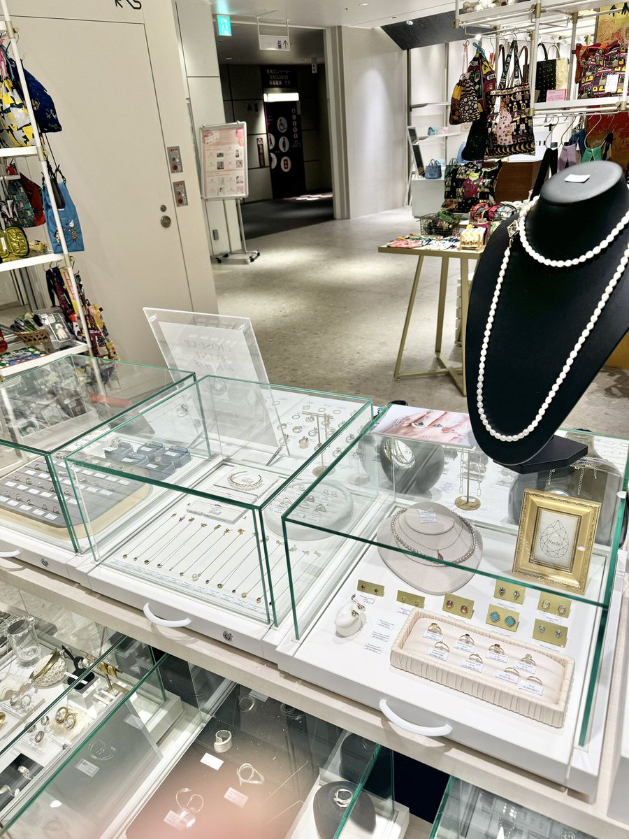 frele0912's tweet photo. 本日から渋谷スクランブルスクエアにてPOPUPスタート🫶
本日は10~20時までおります。
(店舗は21時まで)
ぜひお待ちしてます☺️
オーダー・リメイク・お修理等お気軽にご相談ください🙌

6/26~7/2
渋谷スクランブルスクエア5階
レアルデザインサイト内
10:00~21:00
(本人は12:00~20:00在店) https://t.co/OObbxwLONG