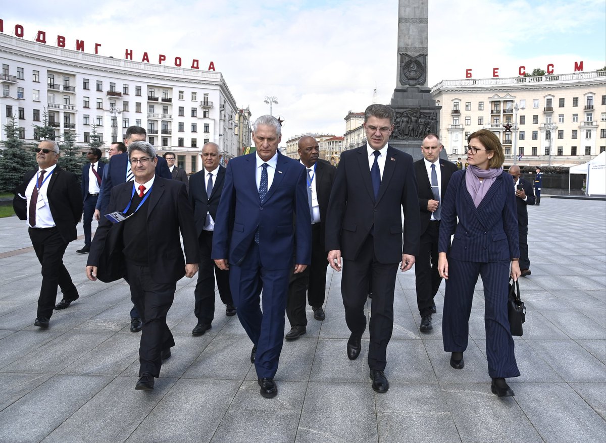 Nuestro presidente Miguel Díaz-Canel Bermúdez está en #Belarús 🇧🇾⤵️
🔀El presidente Lukashenko dijo a la comitiva cubana que "están visitando a un amigo, si algo podemos hacer por el pueblo cubano lo vamos a hacer".
<a href="/yoan731/">@yoan731</a> 
#CubaPorLaSalud