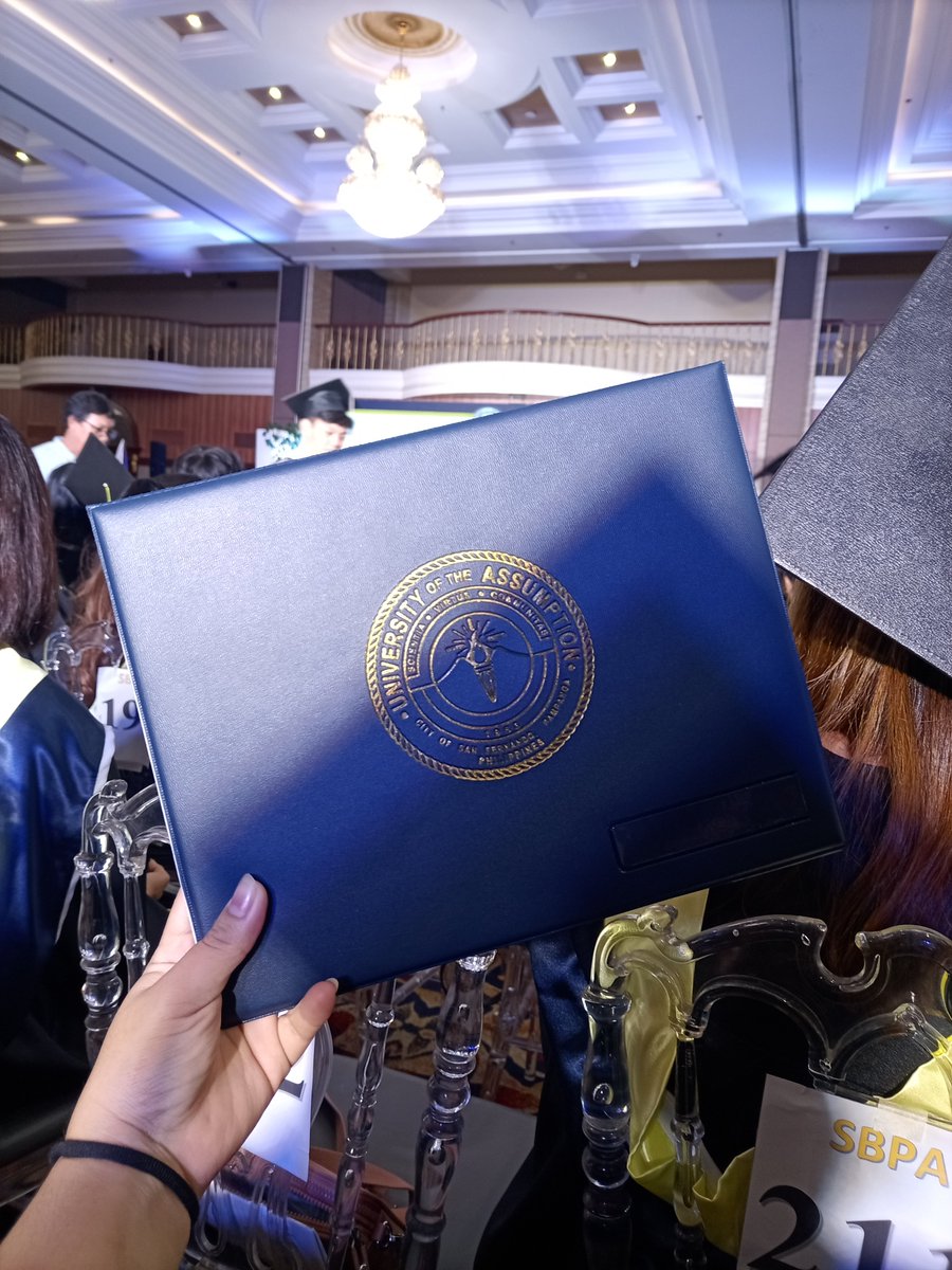 enhyphobia's tweet photo. This girl got her degree yesterday!🎓💗✨ https://t.co/XFHSFMSrpI