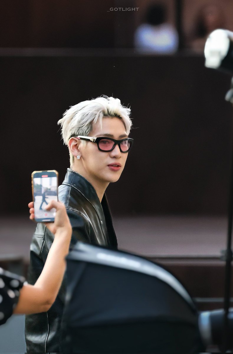 bambamsayskrrt's tweet photo. แฟชั่นวีคปีนี้น้องแบมหล่อแบบตะโกน เป็นปีที่เสื้อผ้าหน้าผมถูกใจนี่ไปหมด ถ่ายรูปมุมไหนก็ออกมาหล่อ เหมือนรู้มุมตัวเองมากขึ้น รู้ว่าถ่ายแบบนี้แล้วหล่อ ทุกรูปที่อฟชลงสามารถลงไอจีส่วนตัวได้หมดเลย ไวบ์แบบนี้เลยที่ไฝ่ฝัน🥹❤️
#BamBamxLVMenSS26 
#LouisVuitton #LVMenSS26 #BamBam @BamBam1A https://t.co/Gvukz1G1u1