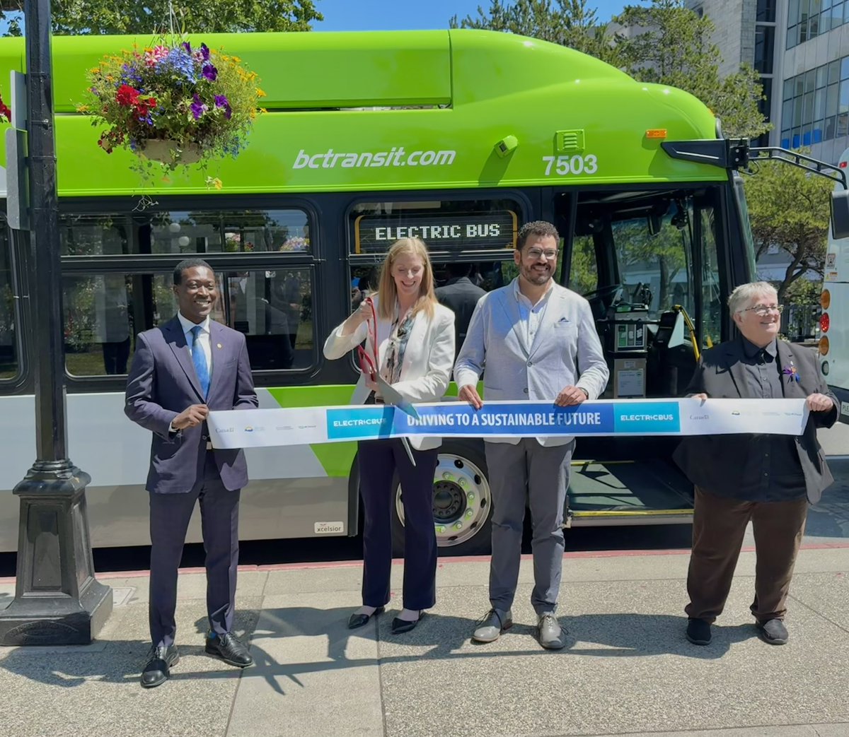 G_Anderson1's tweet image. Great news for transit riders - @BCTransit’s brand-new electric buses are hitting the streets soon — quieter, & better for our environment.
Starting in #Victoria, then coming to other communities, including #Nanaimo. This is the future of transit. #PublicTransit
#bcpoli @TranBC